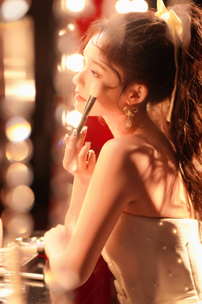 #林允千金美甲# 林允千金美甲贵气值拉满了，真的有被这次妆造惊艳到，富家千金即视