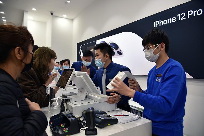 涨价千元还卖爆！iPhone18 Pro首销战绩刷新历史

今年的苹果新机，彻底