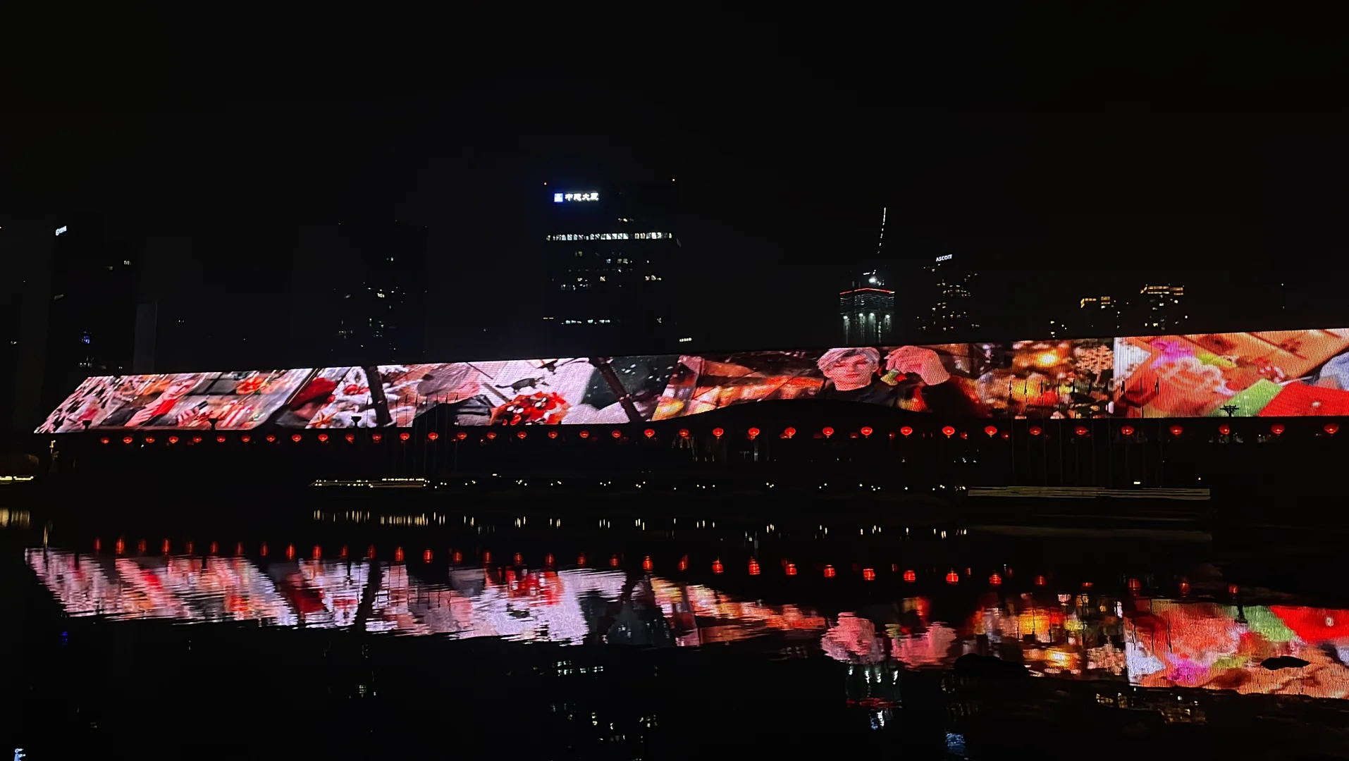 彻子平安夜成都大屏打卡