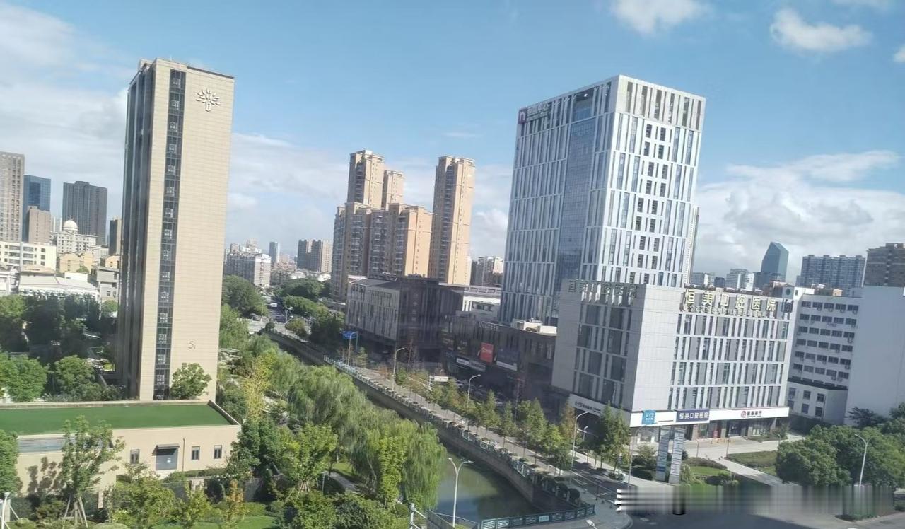 而有钱人，有自己的事业的人，也不会无聊到跟别人哭穷。他们可能会谦虚的说，钱不好赚