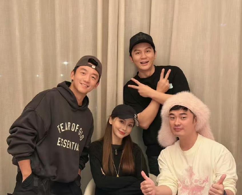 Angelababy郑恺陈赫李晨合影 初代跑男的四人Angelababy、郑恺、