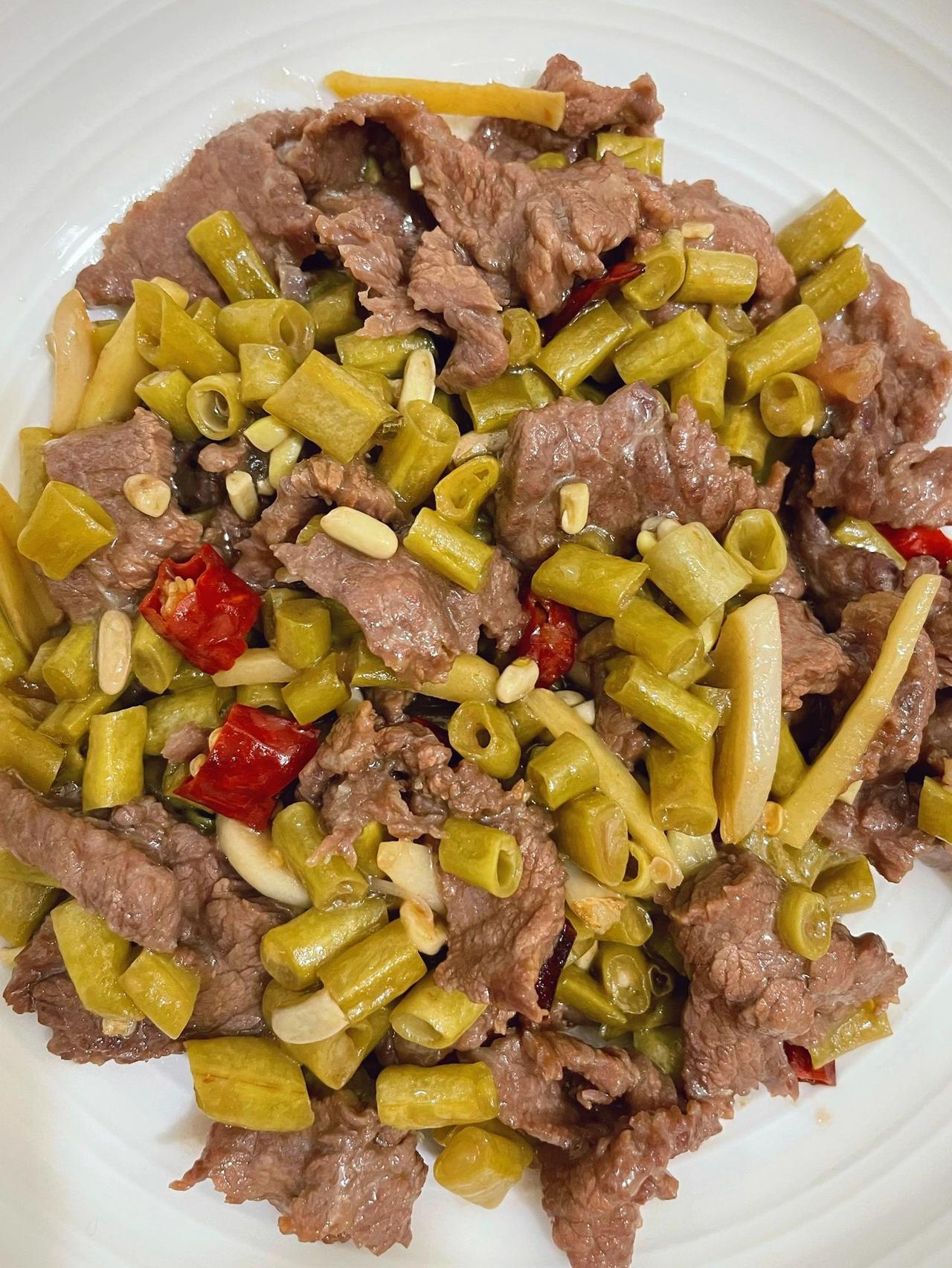 一次能干两碗饭的酸豆角炒牛肉！！
端午假期腌制了一点酸豆角，今天可以吃啦，酸豆角