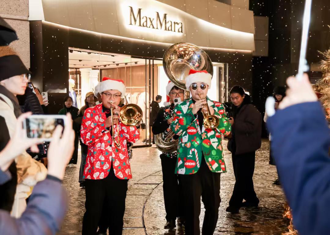 6岁萌娃在痛娃树下许愿之前跟南方的朋友聊天，说北方人的执念是海、南方人的执念是雪