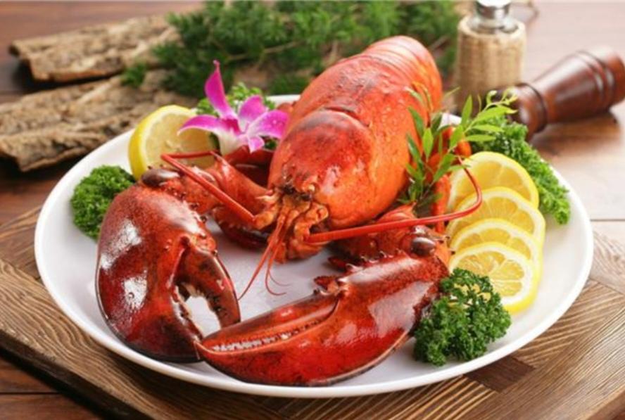 12月23日塔斯社报道，英国将立法禁止把活龙虾直接投入沸水烹煮，该禁令适用于龙虾