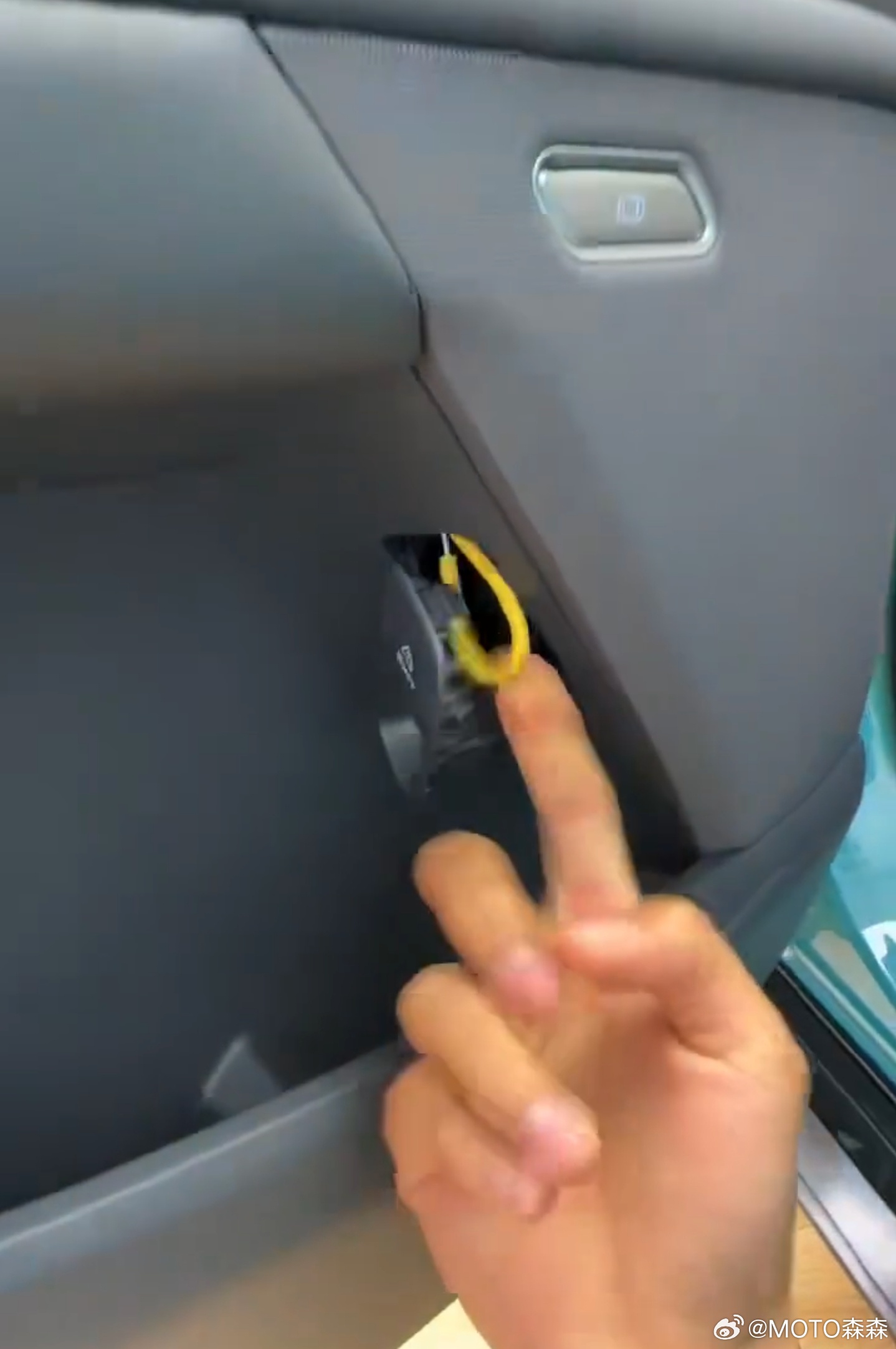 主副驾座椅后面放安全须知卡片，上车先让驾驶员演示一遍。 