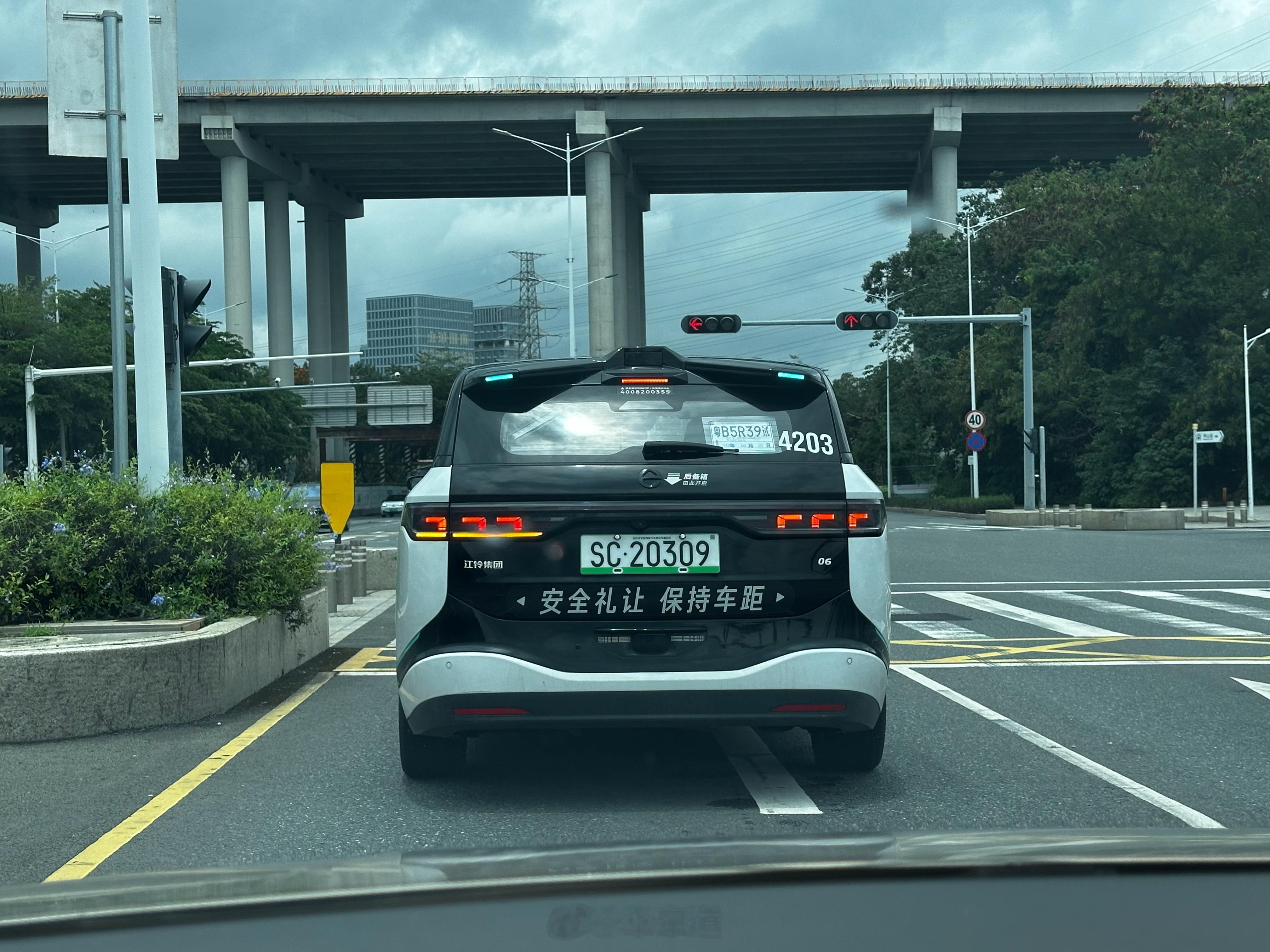 深圳也不能落伍，萝卜快跑小范围的运营中！ 深圳·深圳坪山站