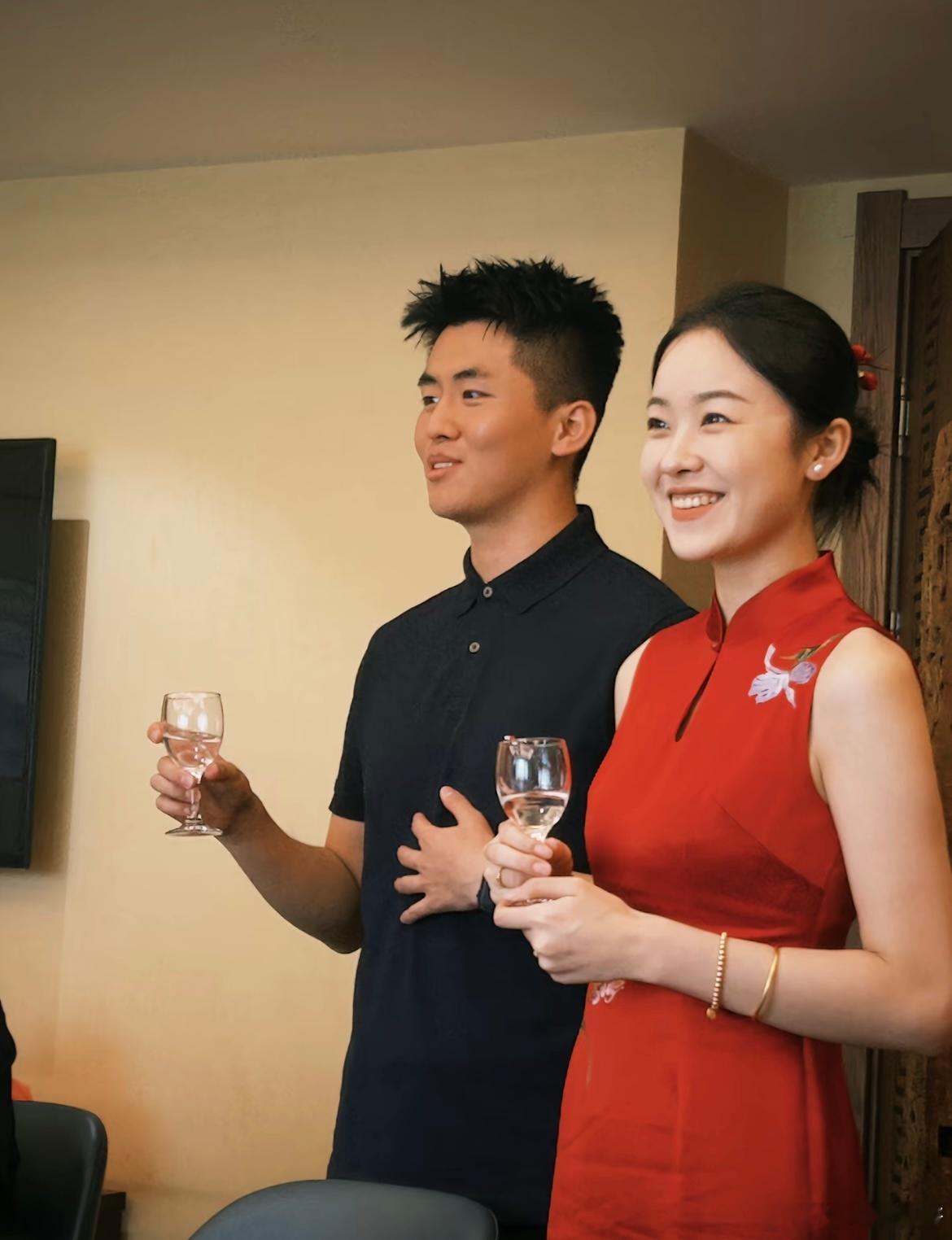第一张订婚照不敢靠太近 ​​​