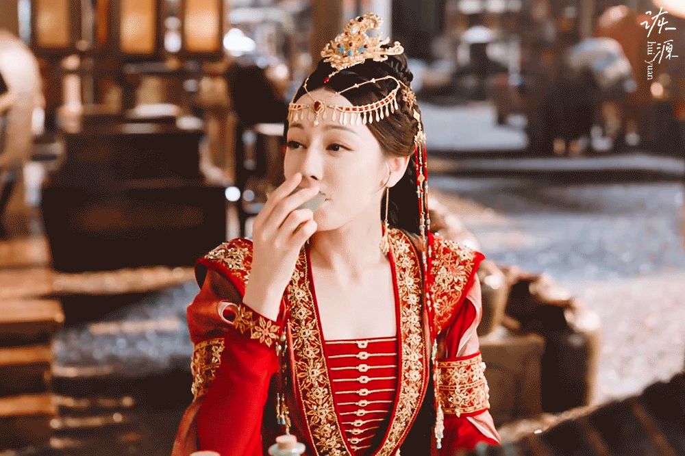 迪丽热巴 《白日提灯》贺思慕 / 动图▷EP13-08 异族+红衣+额饰-喝酒 