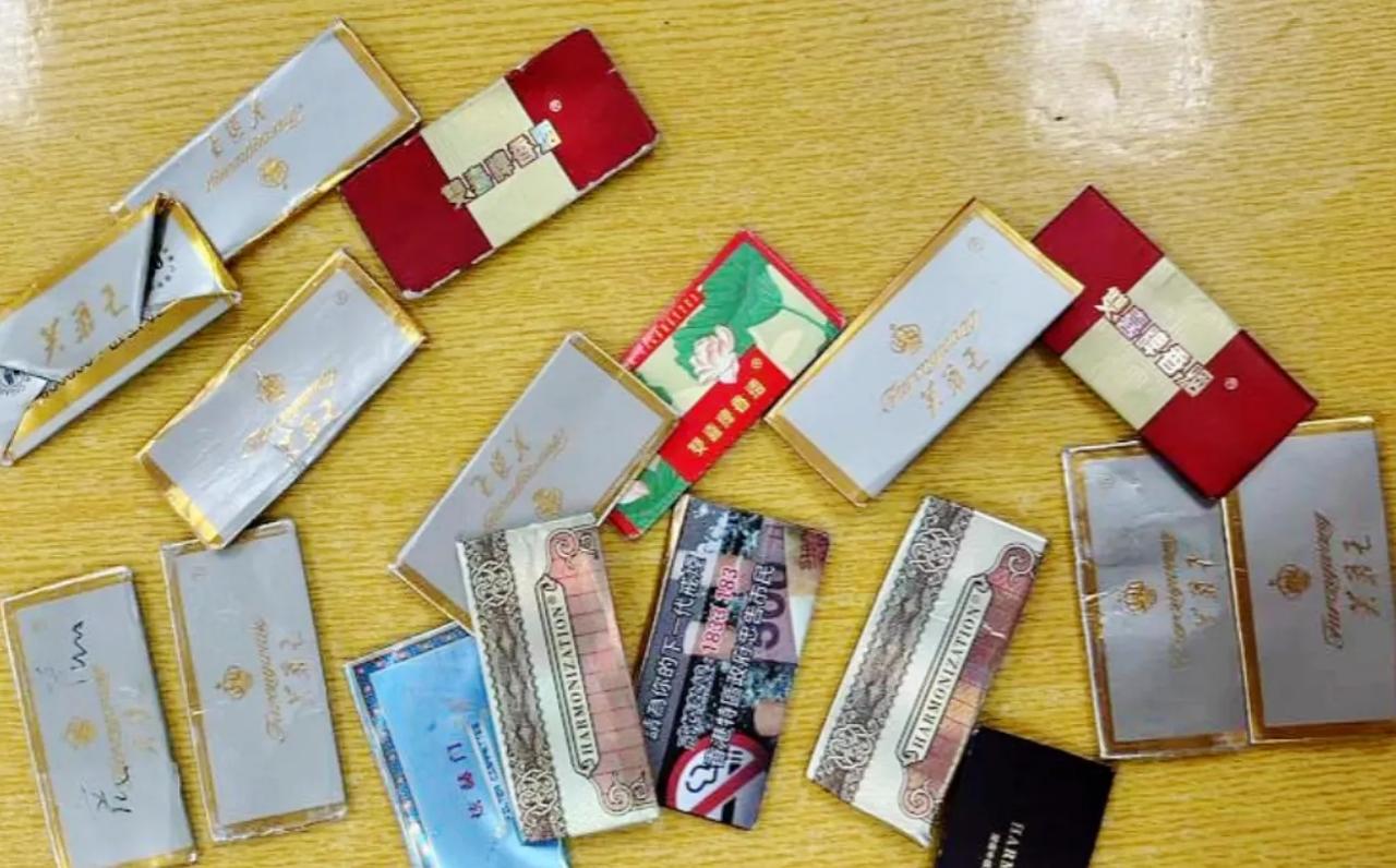近日，一种游戏在小学生中留下，那就是烟卡，这小小的烟卡对孩子们吸引力很大，莫让小
