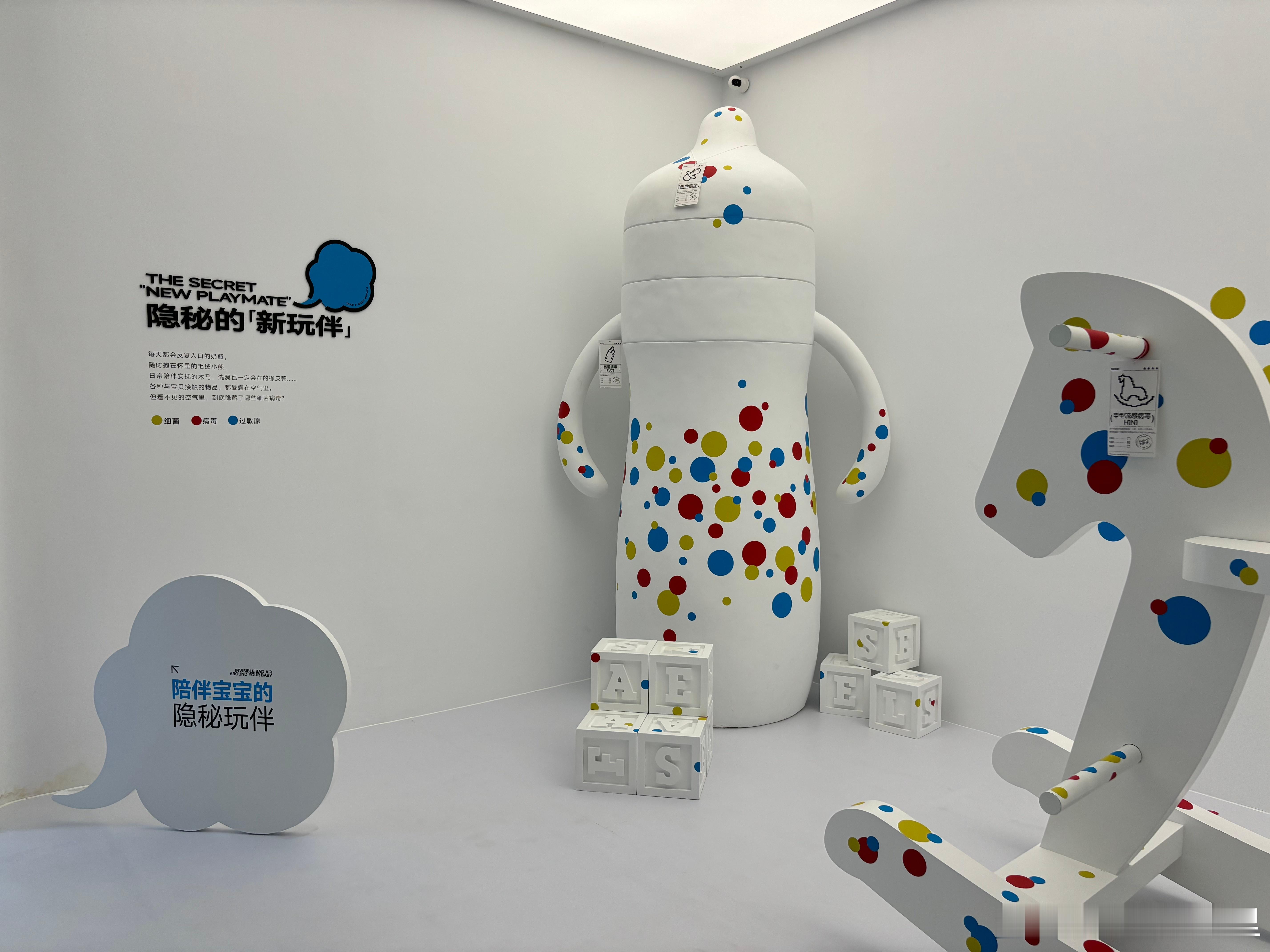 小米在深圳卓悦中心开了一个米家坏空气展览馆，里面还布置了好几个“坏空气”的场景，