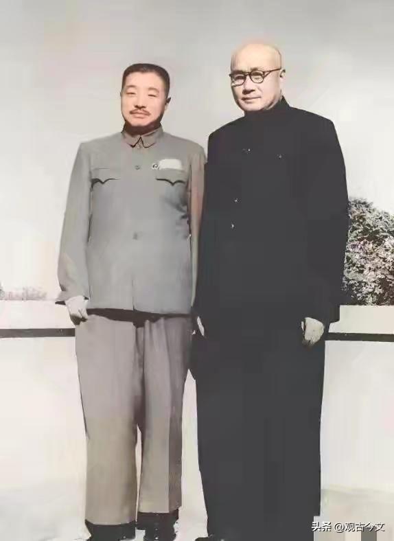 这张拍摄于 1950 年、西南局重庆驻地的黑白合影，留存下刘伯承与贺龙两位开国元