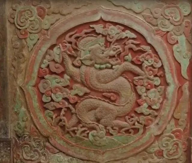 2003年，成都挖出明代的龙凤合葬墓。墓室里有大量青铜器随葬，两具尸骸紧紧相依在