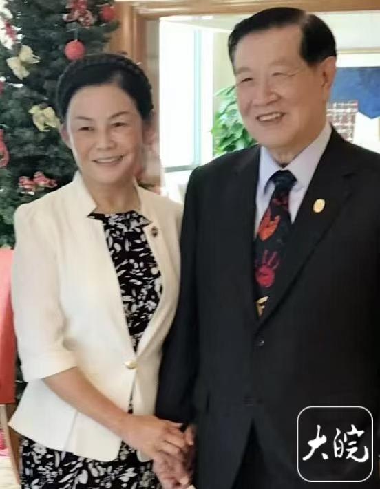 “当代福尔摩斯”李昌钰归葬扬州 夫人蒋霞萍：“先生，我带你回家” 
 
一个出生