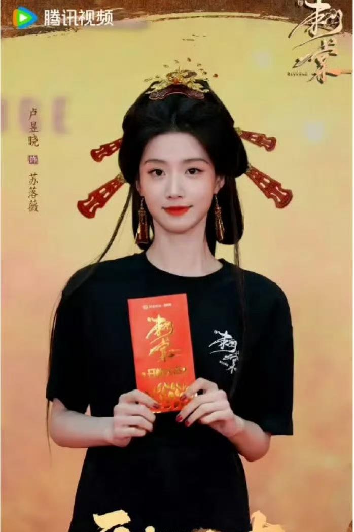 卢昱晓《刺棠》古装造型亮相
 
古装剧《刺棠》正式开机，卢昱晓剧中的首套妆造随之
