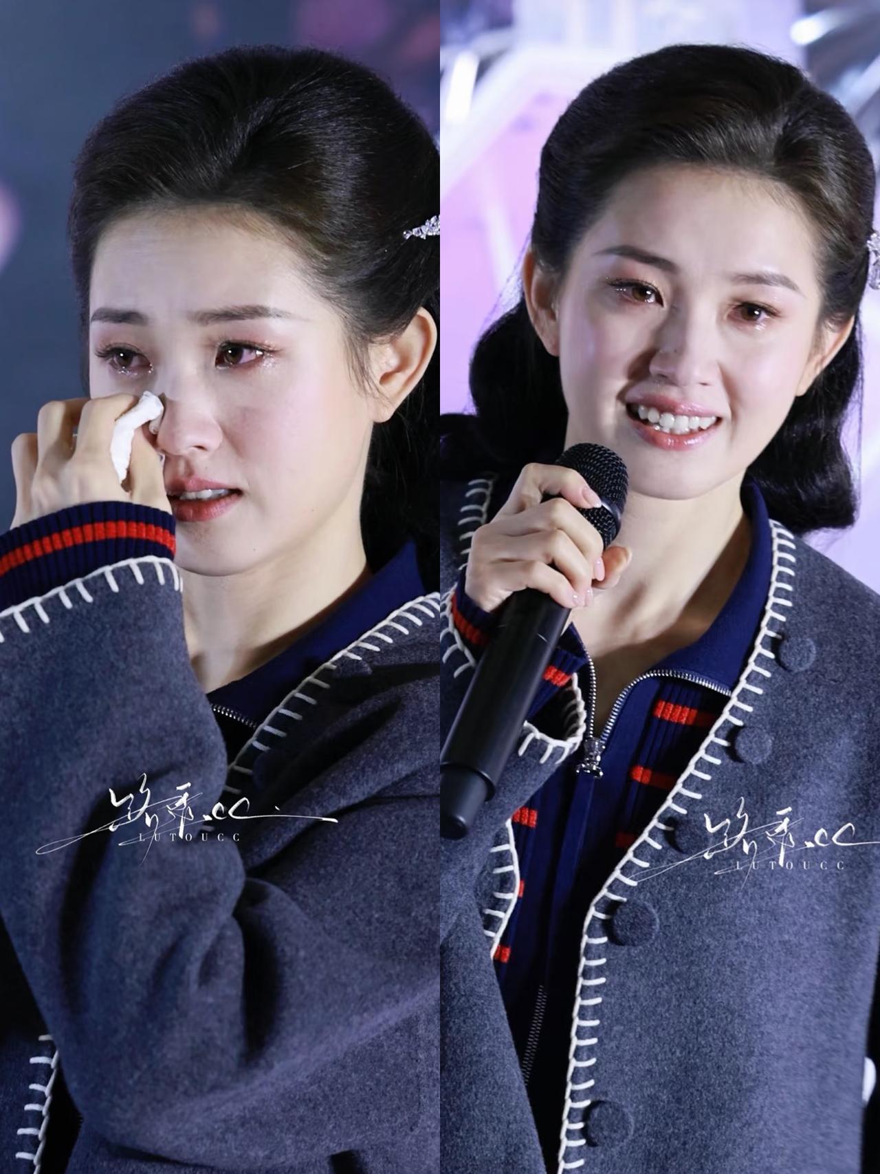 郭宇欣她哭了

不是因为没戏拍

也不是没商务，而是她怕对不起最爱她的

从12