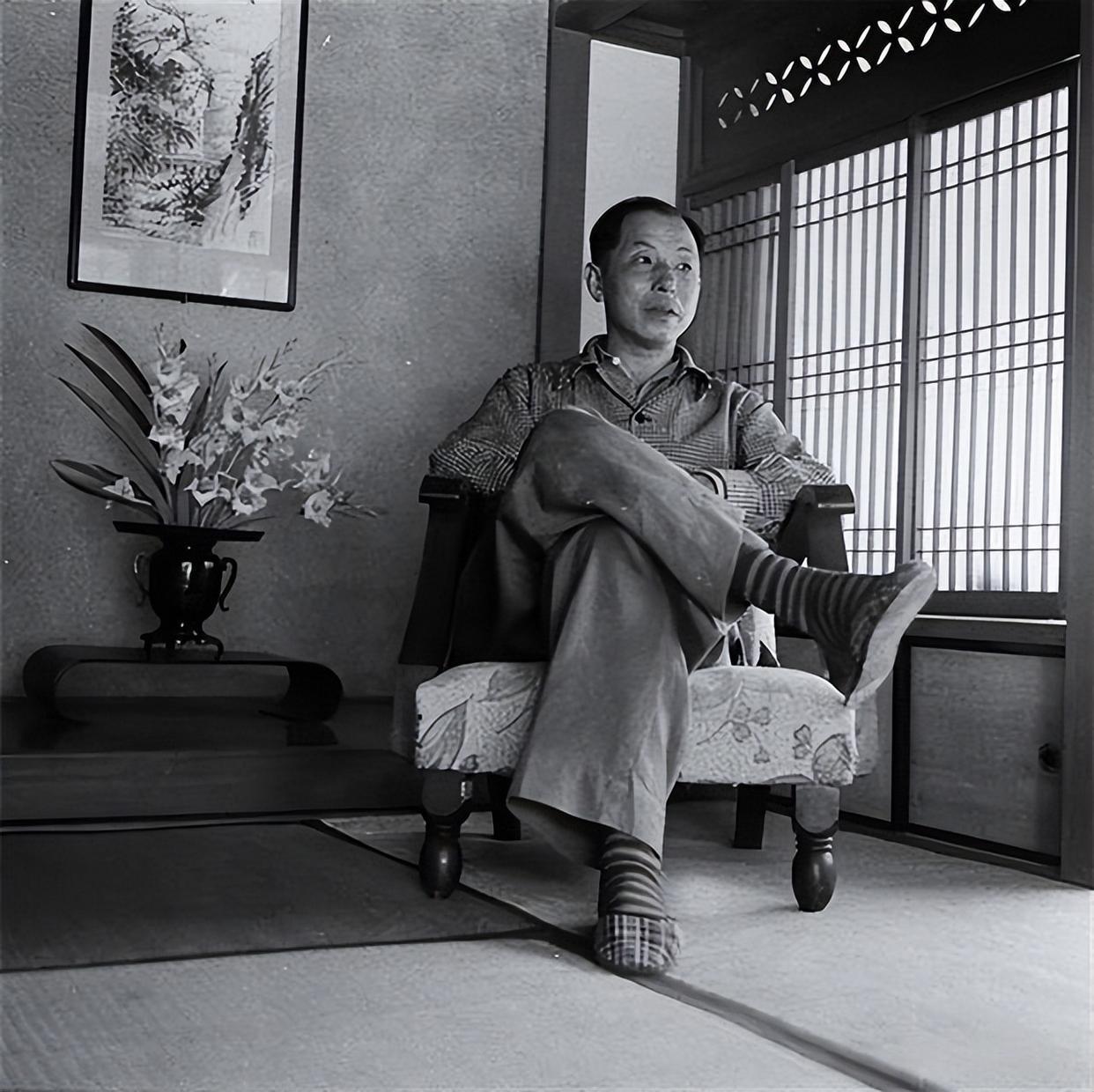 蒋介石临终前，才说出囚禁张学良54年的原因，宋美龄听闻潸然泪下。
 
1975年