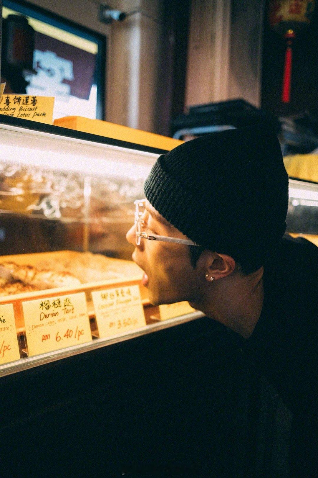 用STAFF视角打开王嘉尔 谁没被工作室的staff视角视频打动！镜头里的他没有