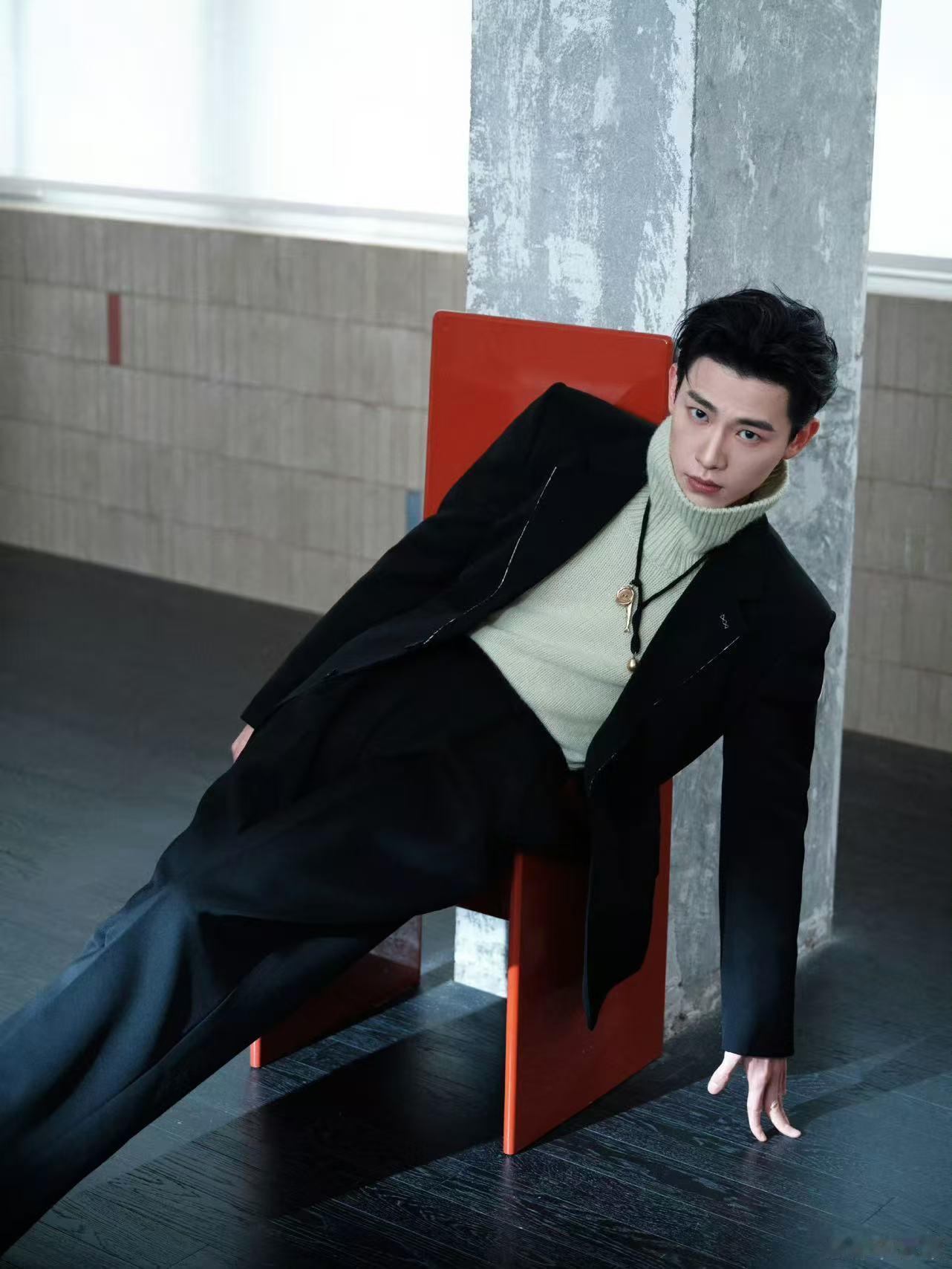 辛云来露肤度为零辛云来露肤度为零的高级感 辛云来这穿搭太有品味了！黑西装配小高领