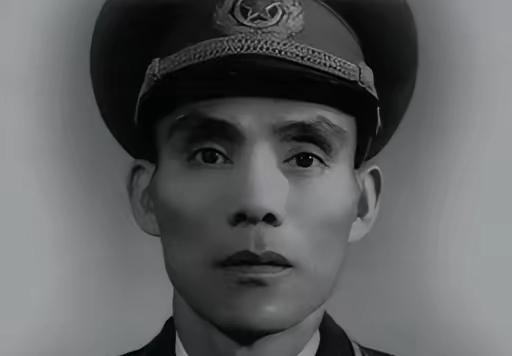 1960年，成都。一辆军区配的车停在邓华家门口，最显眼的位置，生怕别人看不见。邻