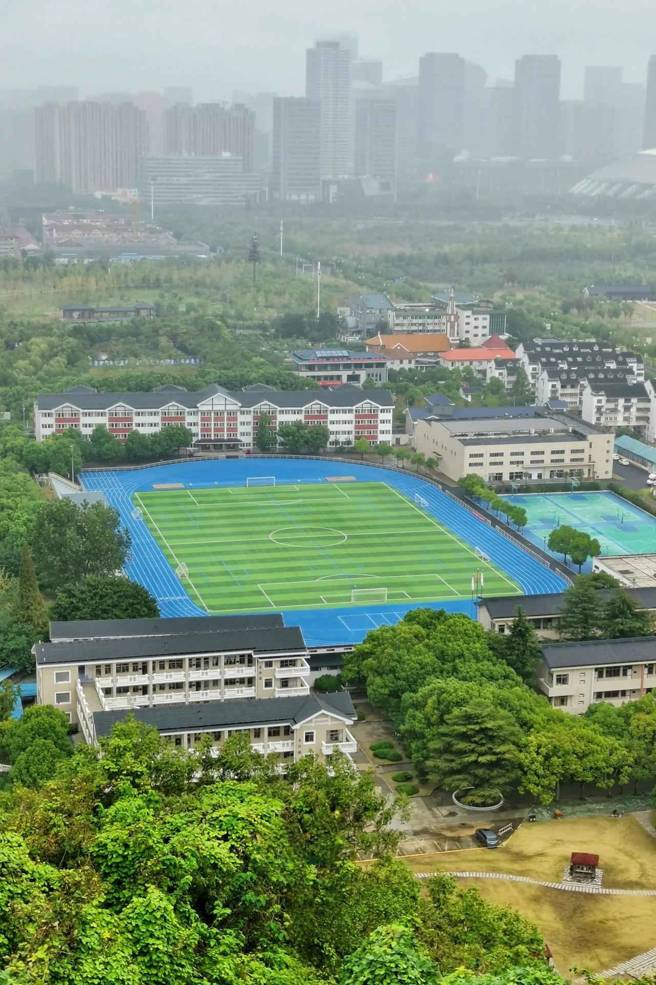 感觉这是一个400米标准田径场，但目测其长宽比例有点不协调。
也不知是不是只要跑
