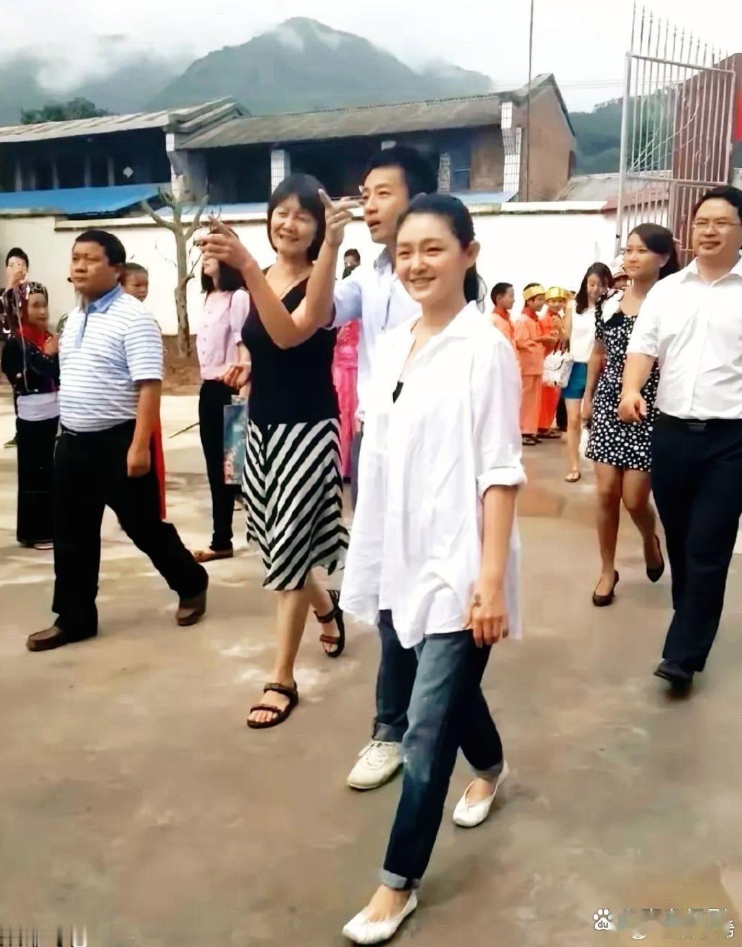 以前的俩人真是你侬我侬，汪小菲满眼都是大曲线 ​​​