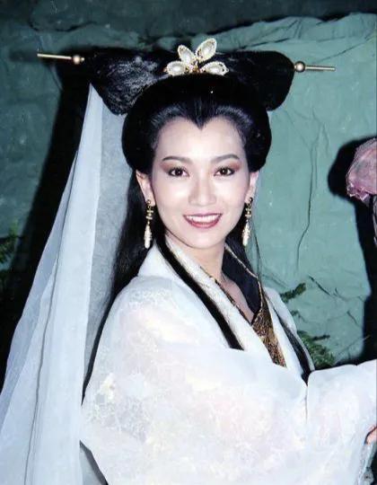 影视剧里雷人发型：
《新白娘子传奇》里白素贞的发型要不是赵雅芝的颜值顶着，一般人