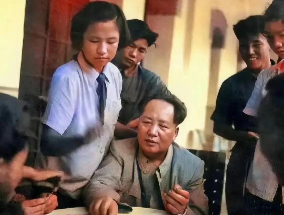 你能想象到毛主席打扑克的场景吗？在忙碌的工作之余，他难得有放松休息的时刻。
 