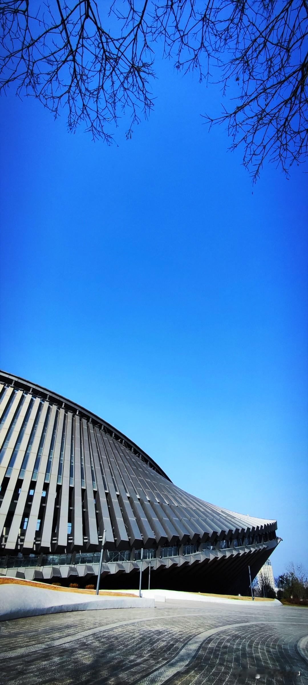 晒图笔记大赛小城里的大剧院，造型还是适合出片的。鳞次栉比的屋顶，以几不可察的角度