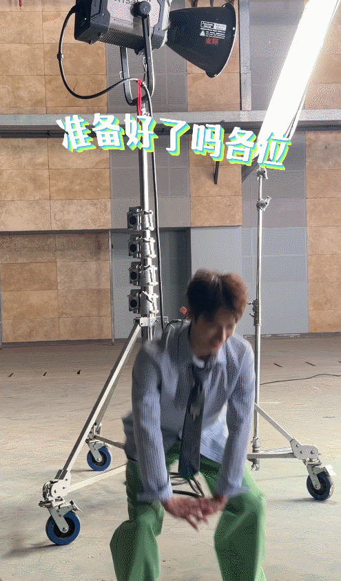 李昀锐偷看李晨跳舞谁没被李昀锐的喜剧唱跳整笑了啊哈哈哈！跳的时候好好的，复盘时候