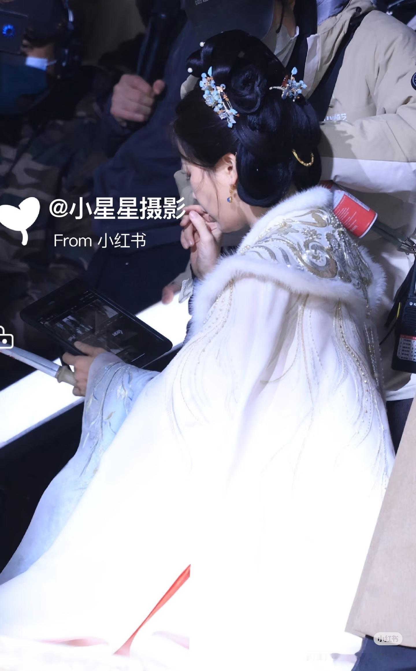 虞书欣云初令外景路透放开主母让我来