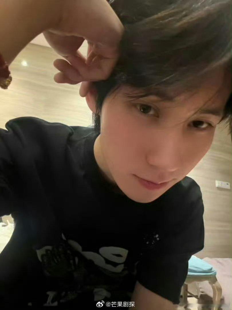 张真源每天进步一点点张真源高会更新素颜侧拍 张真源高会更新，素颜侧拍也挡不住帅气