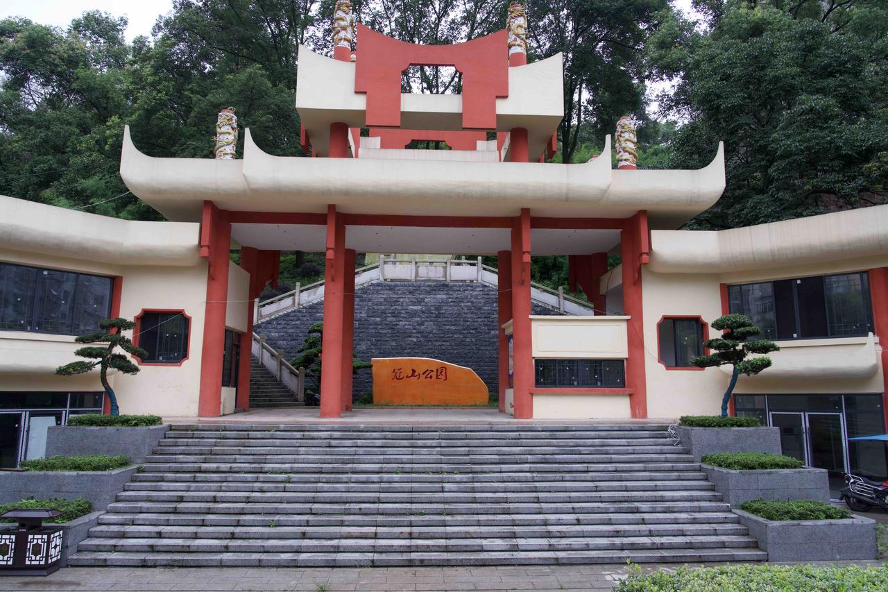 你有好久没逛冠山公园了？对于纳溪人来说，冠山不是什么远近闻名的景区，就是刻进几代