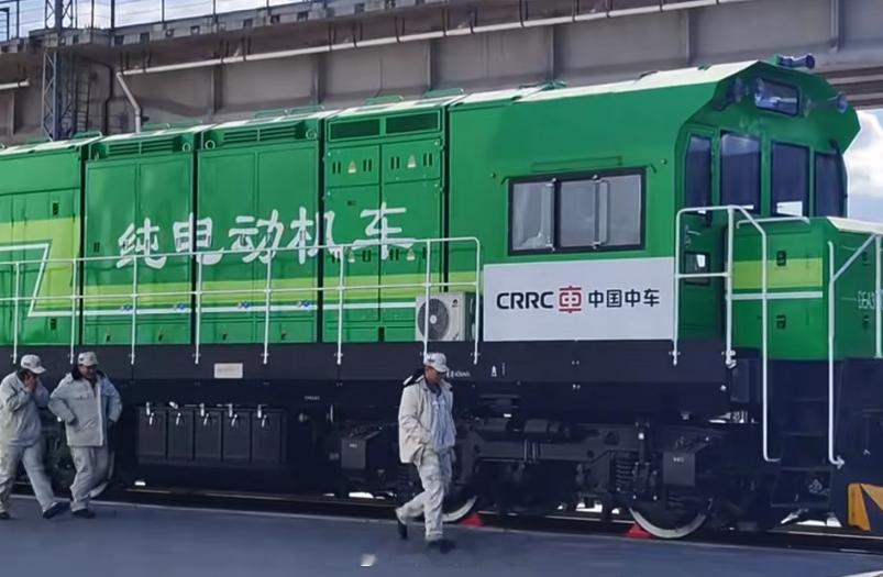 万物皆可新能源，纯电火车你见过吗，2000千瓦纯电池动力，主要用来负责调车牵引，