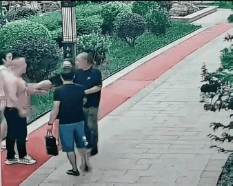 打架不可取，打赢掏钱打输进医院。
看着这黑衣和皮衣体格相当，但是皮衣肯定有实战经