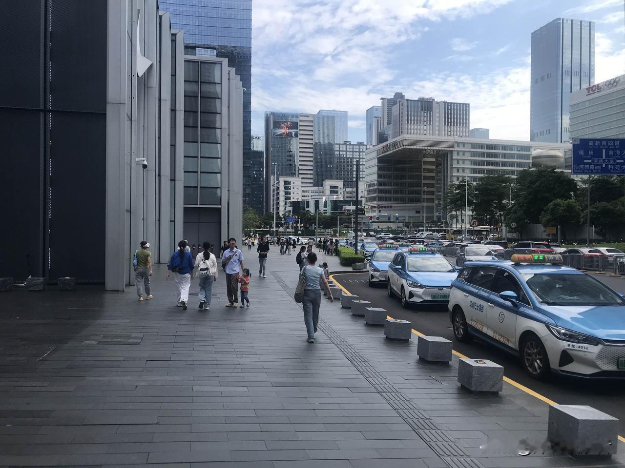 揣着900元南下，我曾经在广州、佛山都待过，最终的选择还是来深圳闯荡。我的亲身经