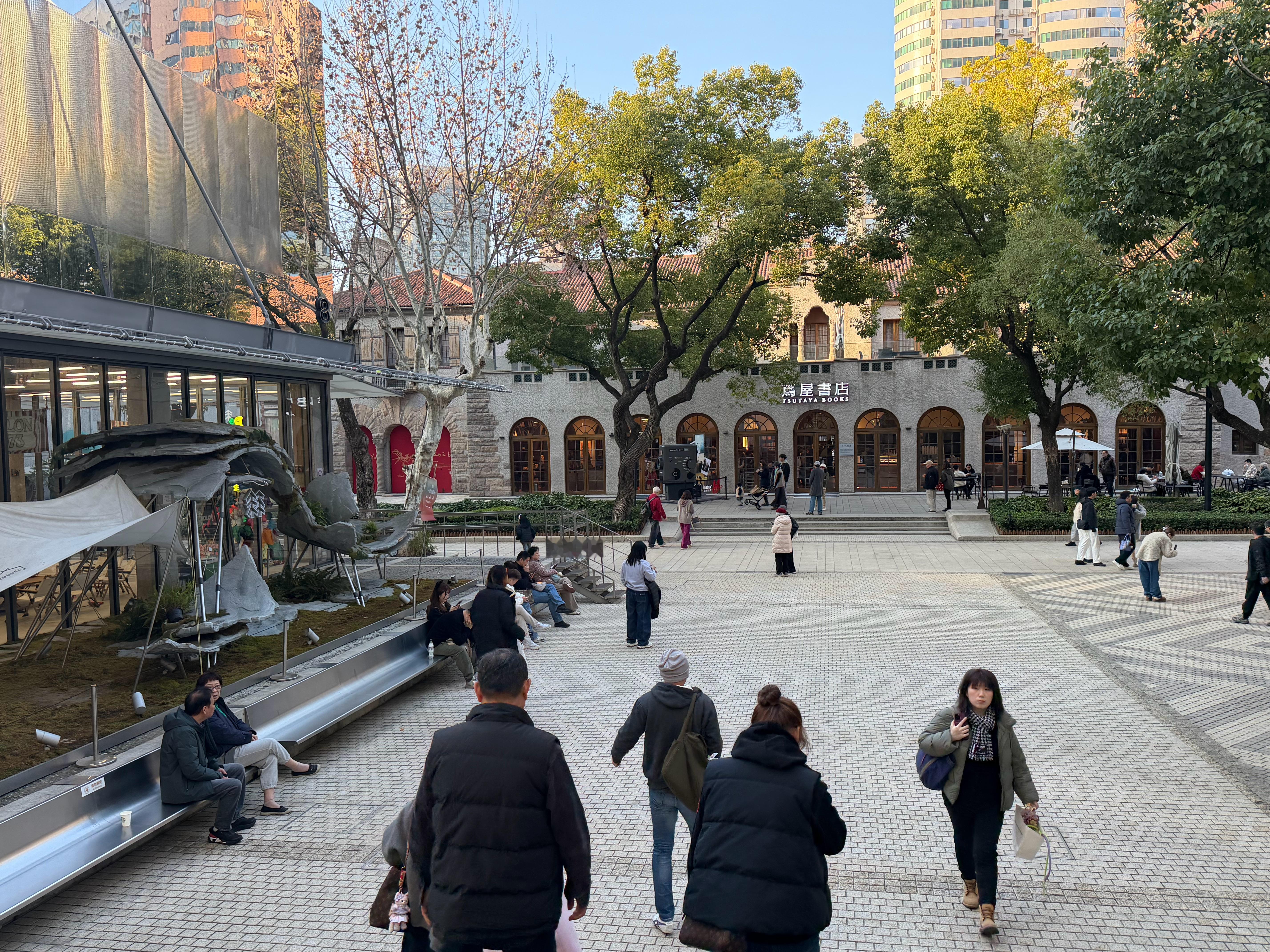 初四，出来散散步。第一次来上生新所，人不多，阳光很舒服。 