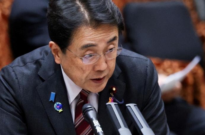 在国际外交的名利场上，连一个坐下来的椅子都不给你准备，却偏偏让你觉得占了天大的便