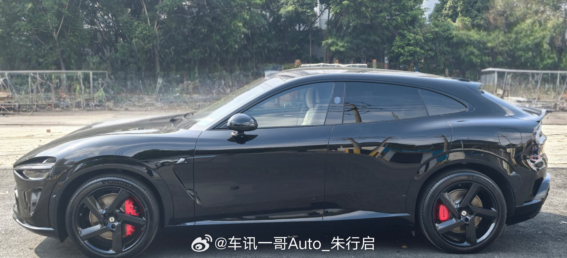 全新小米YU7 GT的实车图曝光整车的轮胎看起来有点小红色的卡钳倒是挺好看的