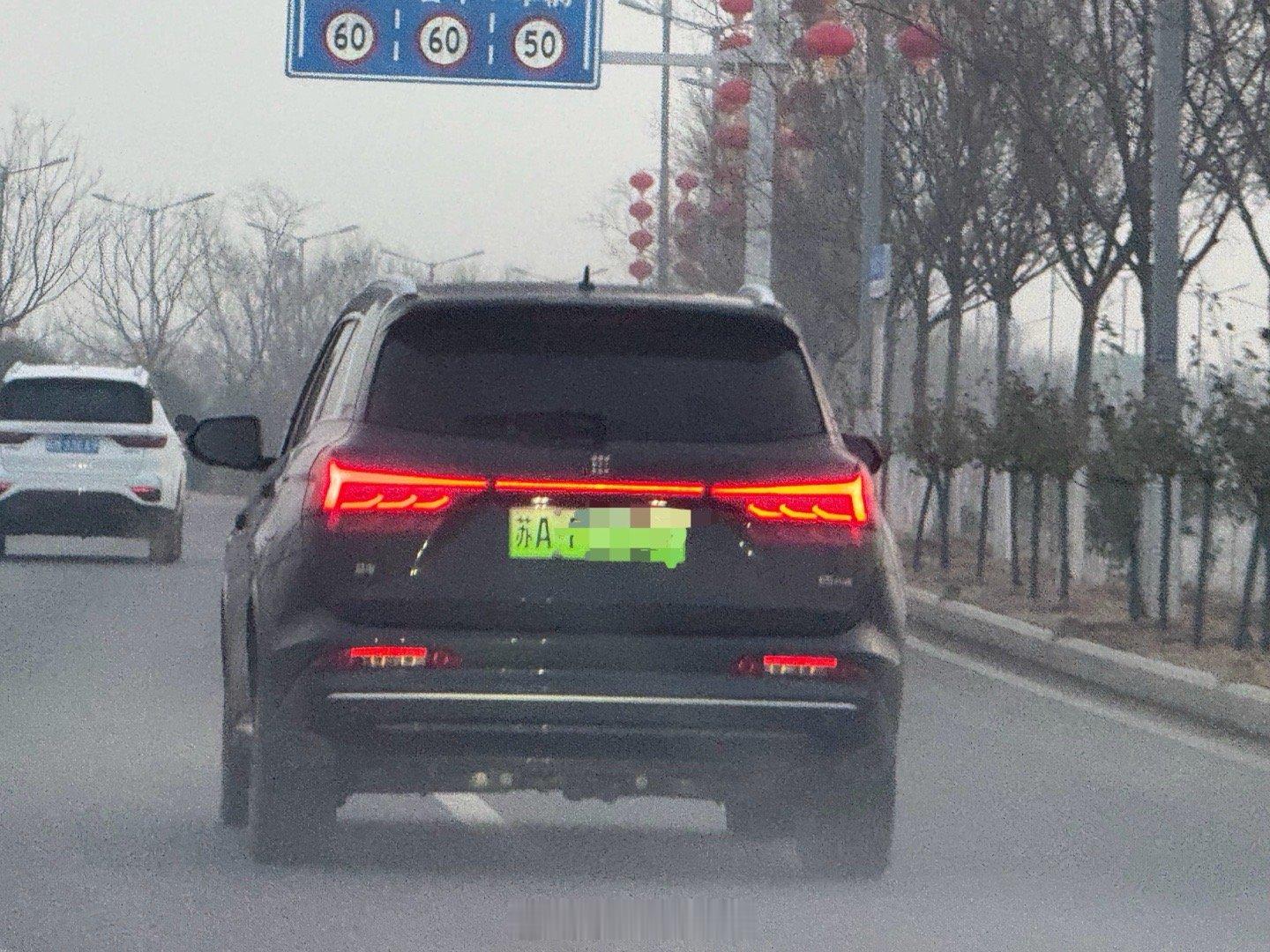 在路上遇到一辆蓝电 E5。赛力斯308_IO新能源汽车