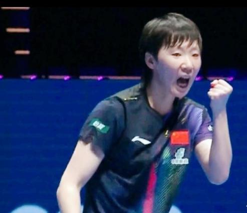 王曼昱逆风翻盘太硬气！
澳门世界杯女单半决赛，王曼昱对阵申裕斌，打得跌宕起伏又格