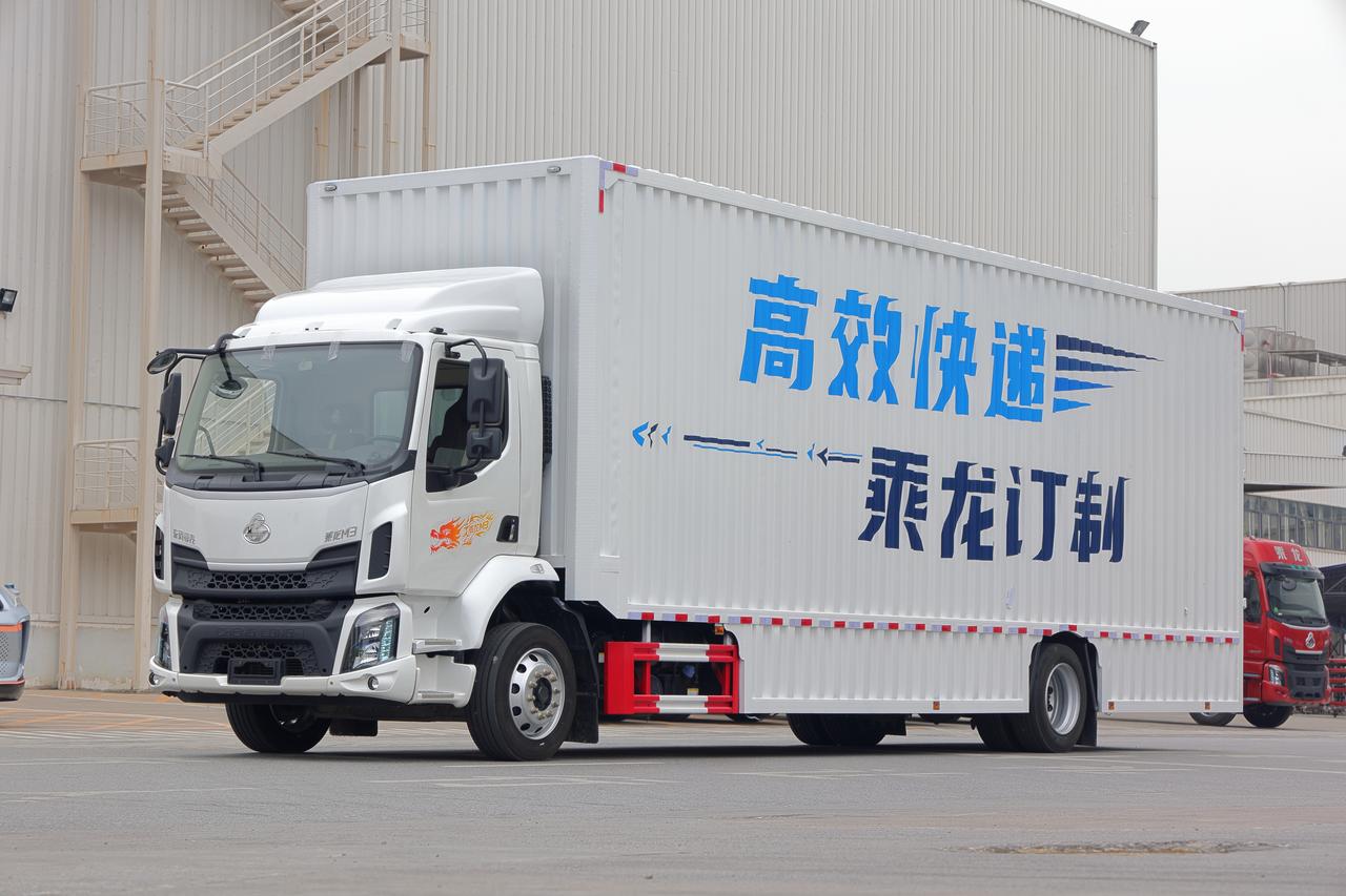 乘龙M3大方量大单桥卡车，搭载了玉柴S04发动机，匹配法士特变速箱，不仅动力强劲