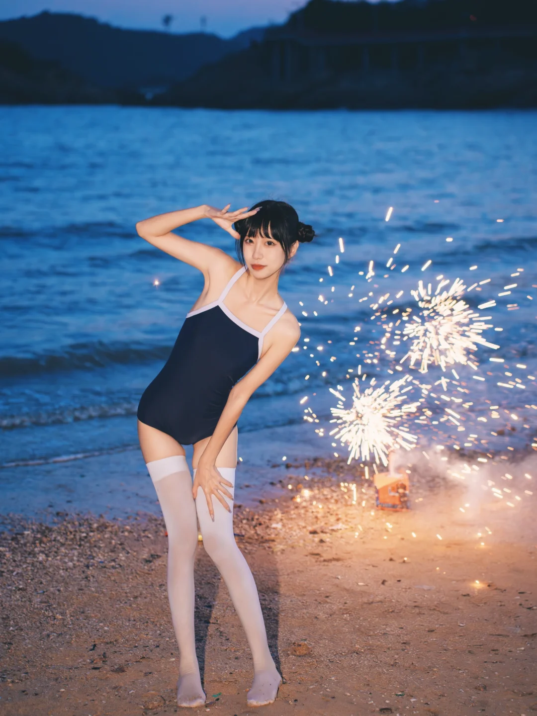 蓝调下的死库水丨海滩上被烟花打中的女孩🌊