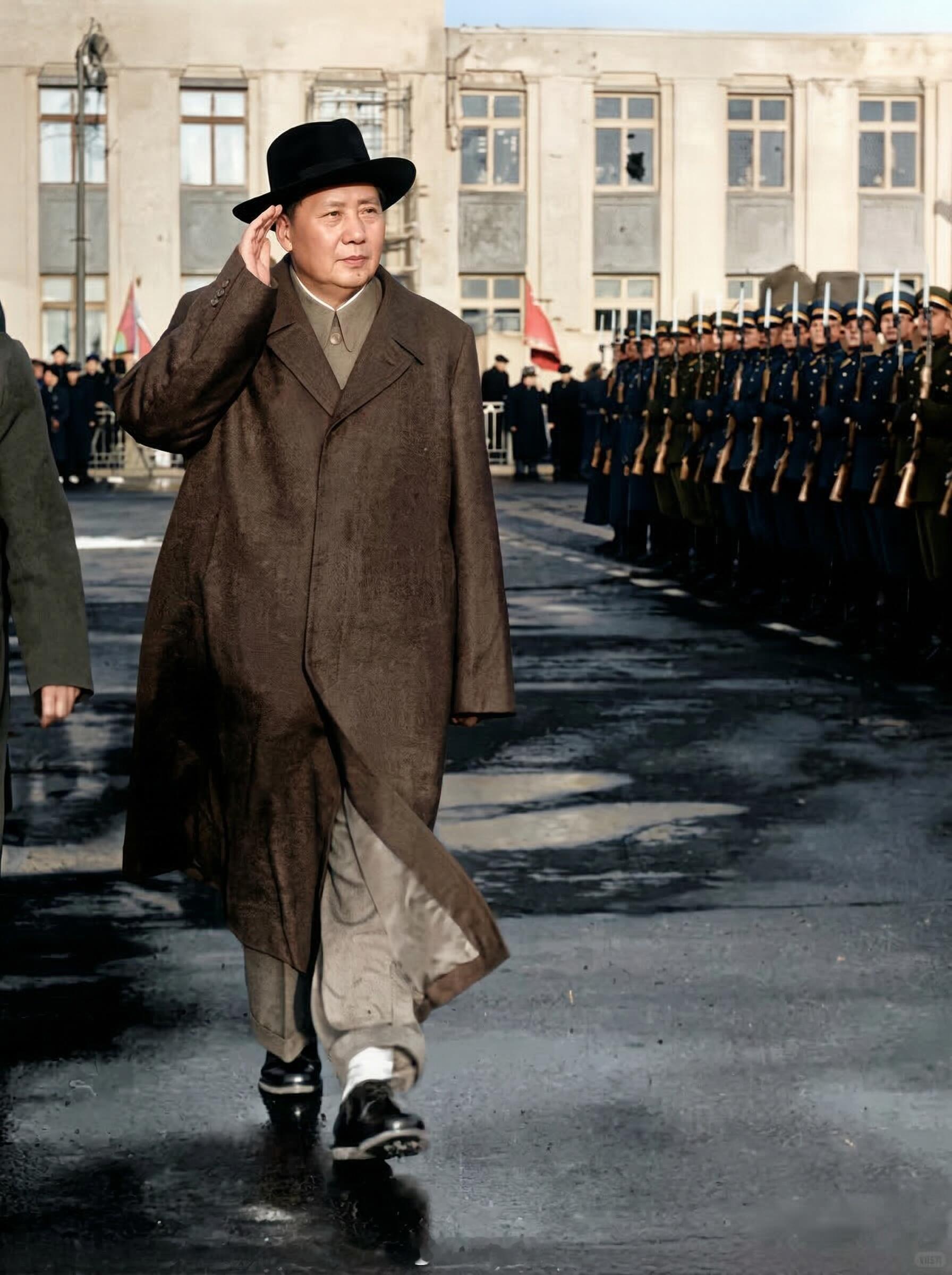 莫斯科的严冬，积雪未消的月台上。没有刻意营造的华丽，也没有过多的繁文缛节。一件深