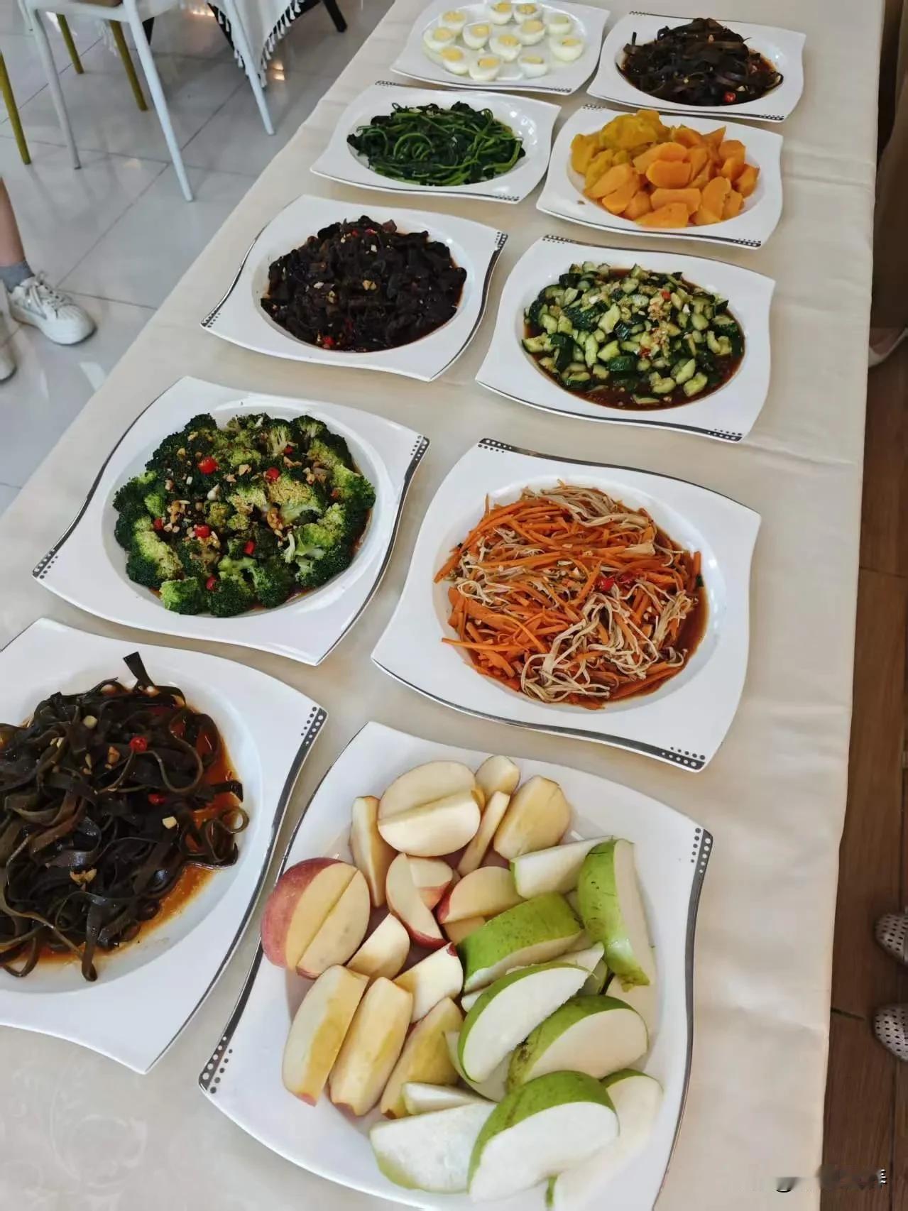 不用饿到崩溃！改个吃饭时间，就能瘦、能抗衰、还更健康
减肥这件事，绝大多数人都走