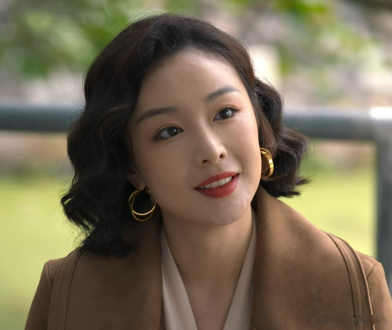 擅长挖掘角色隐性内心，不会把人物塑造得单薄扁平。陈书婷既有身居高处的强势果决，也