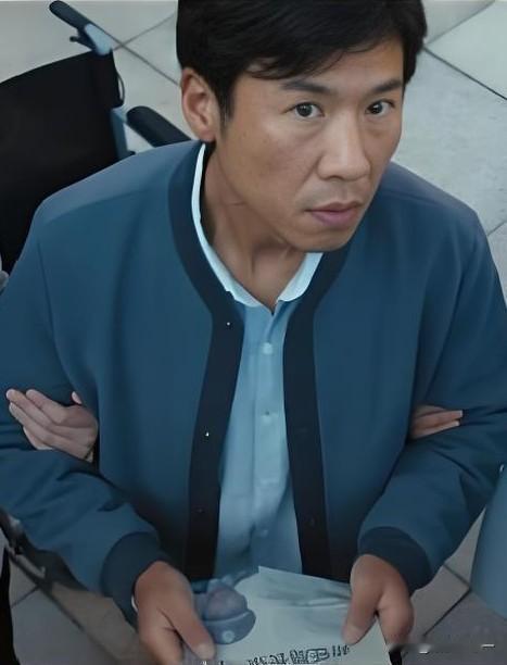 连看五集《低智商犯罪》，

我发现个特有意思且独一无二的点，

那就是剧中无论正