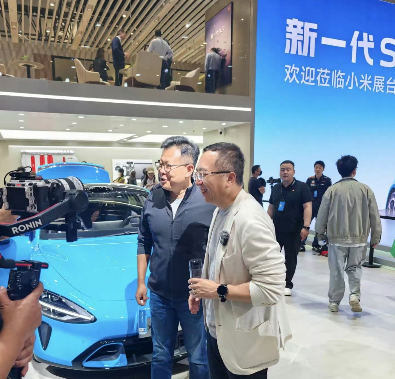 前荣耀CEO赵明在北京车展现场竟然去小米站台了；有种次元壁破了的既视感