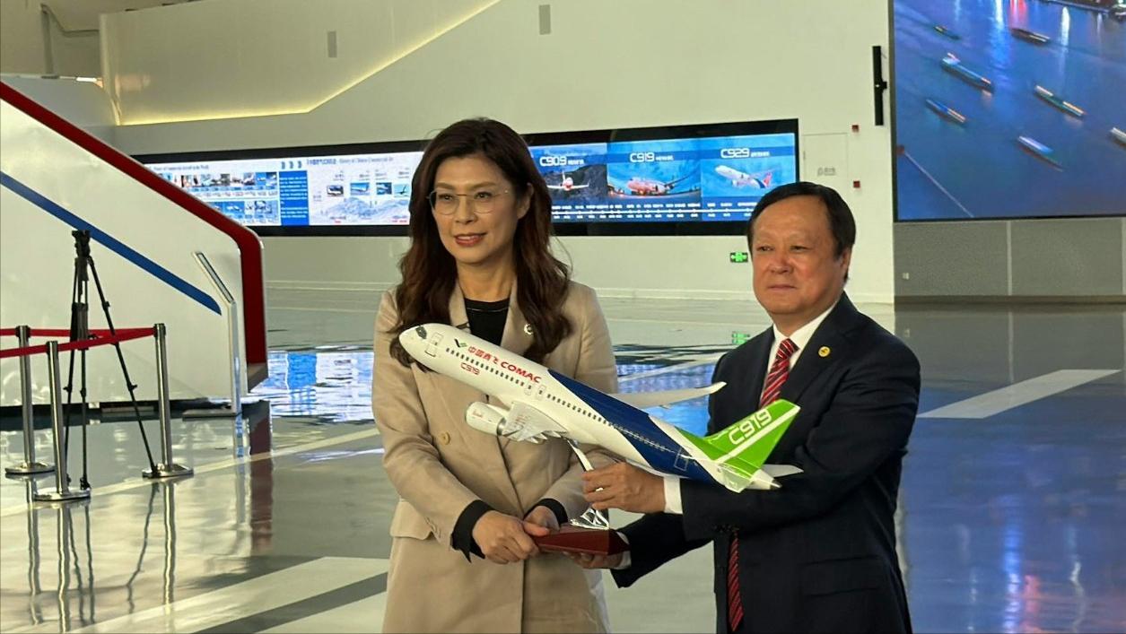 告别上海，郑丽文飞往北京，竟在万米高空邂逅一段特别的“云端奇缘”！
 
4月9日