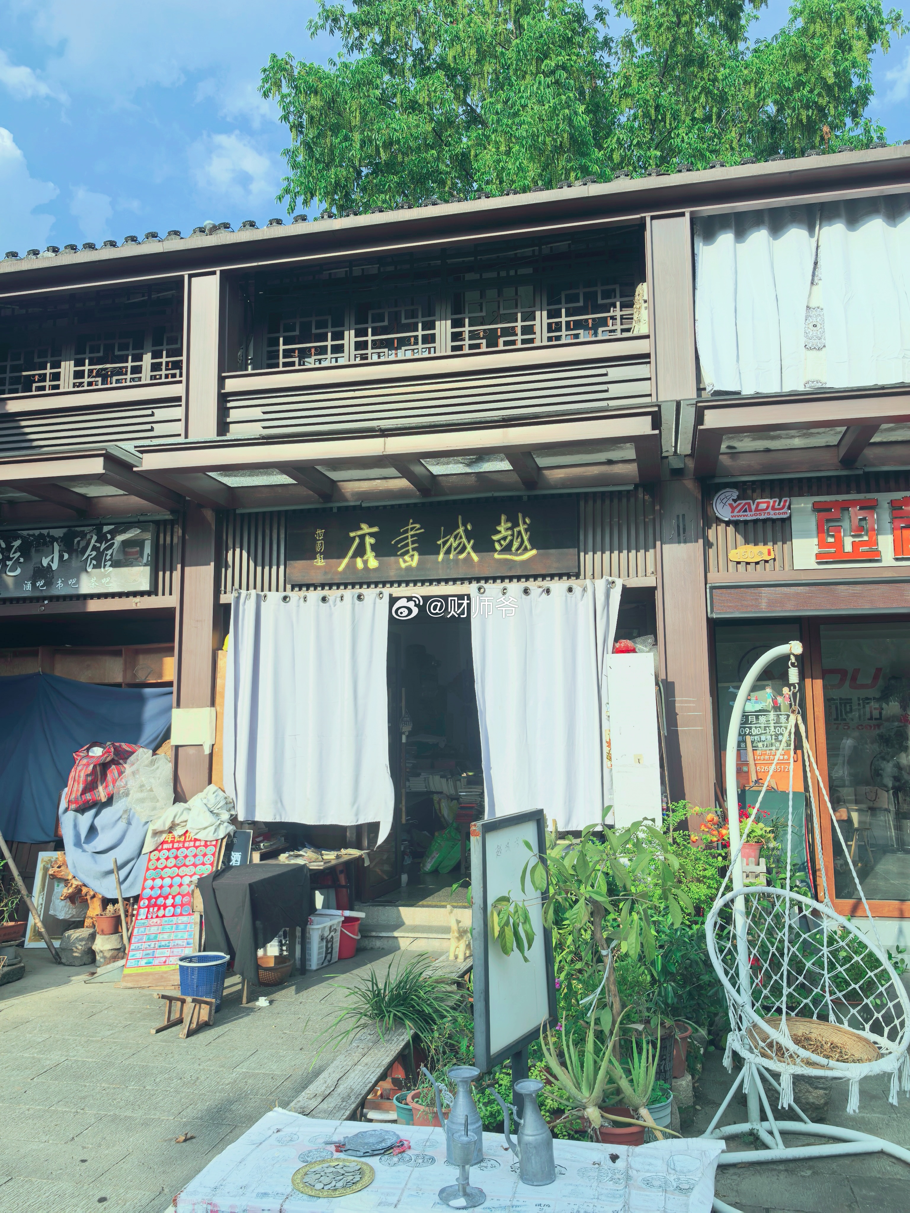 这家私营书店，我小学时代就经常在此买书。想不到30多年过去了，这家店还坚守着。 