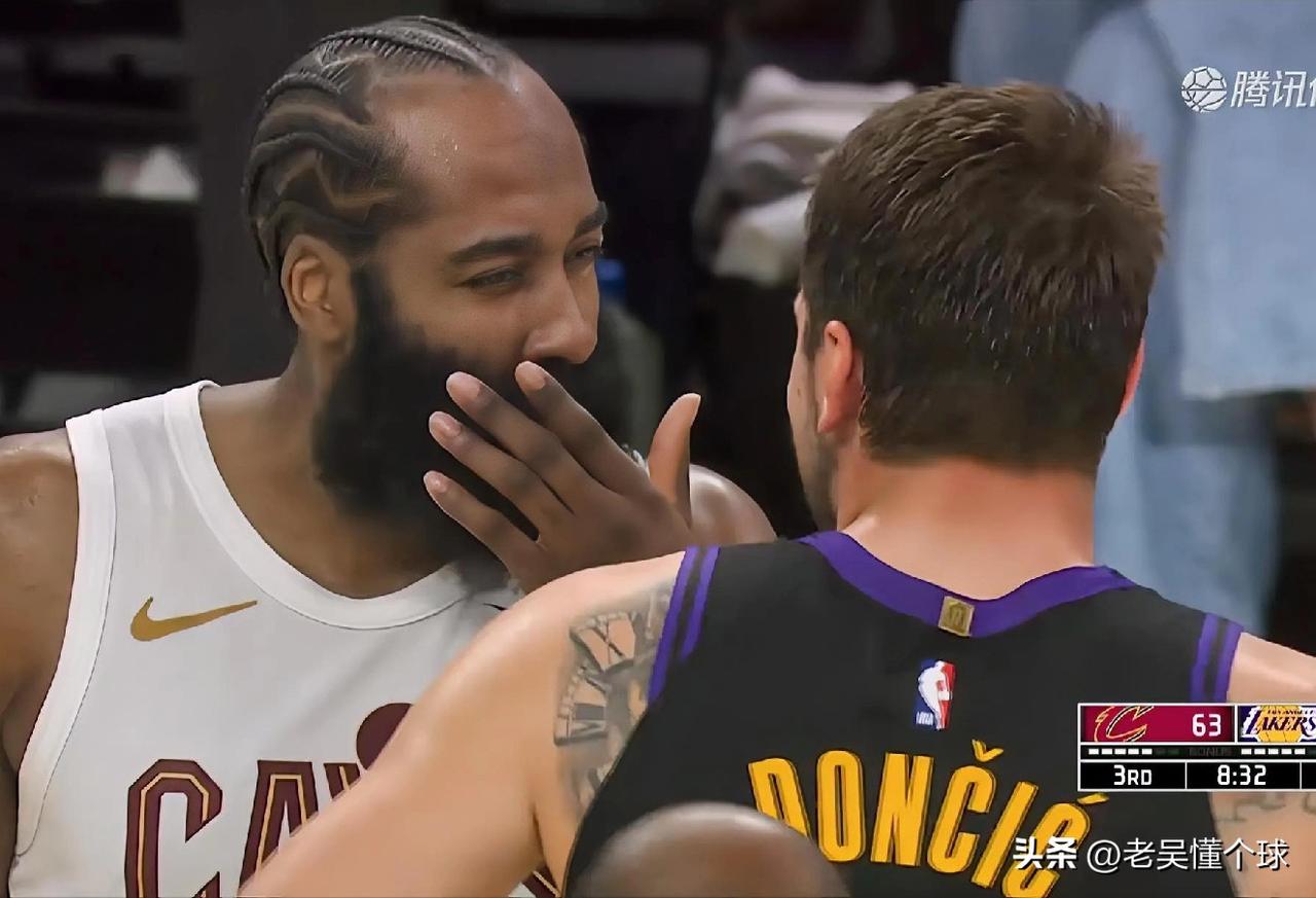 调皮的解说：哈登这动作有点多余了吧，哈哈哈。

今天湖人跟骑士的比赛中，打到第三